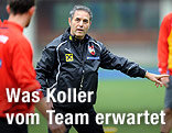 &Ouml;FB-Trainer Marcel Koller gibt beim Training Anweisungen.