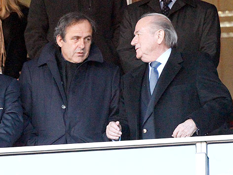 © GEPA/Christian Ort UEFA-Präsident Michel Platini unterhält sich mit FIFA-Präsident Sepp Blatter