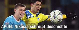 Igor Denisov (Zenit St. Petersburg) im Zweikampf mit Helio Pinto (APOEL Nikosia)