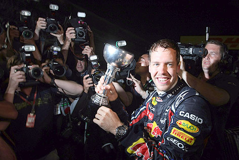 © GEPA/xpb.cc/Charniaux Sebastian Vettel in Japan mit Pokal in der Hand und von Fotografen umzingelt