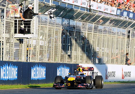 © AP/Andrew Brownbill Sebastian Vettel fährt in Melbourne ins Ziel ein