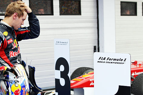 © GEPA/xpb.cc/Davenport Sebastian Vettel greift sich auf den Kopf