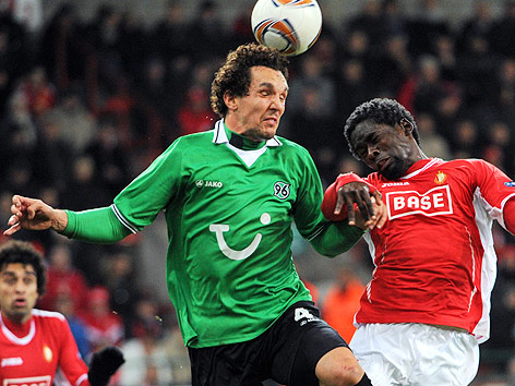 © AP/Geert Vanden Wijngaert Emanuel Pogatetz (Hannover) und Kanu (Standard Lüttich)