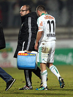 © GEPA/Hans Oberlaender Ein verletzter Steffen Hoffmann (Rapid) verlässt das Spielfeld