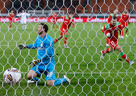 Sturm-Goalie Silvije Cavlina am Boden nach dem verwerteten Elfer von Dmitri Sychev (Lok Moskau)