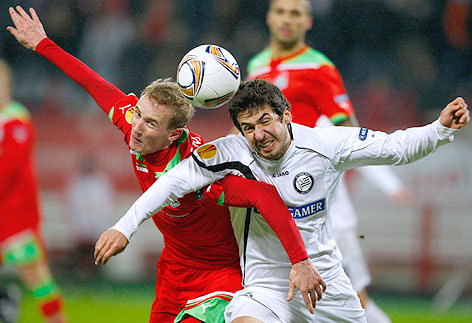 Lokomotiv Moskaus Vladislav Ignatyev im Kopfballduell mit Giorgi Popkhadze (Sturm Graz)