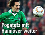 Emmanuel Pogatetz (Hannover) mit EL-Ball