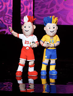 © GEPA/Piotr Hawalej Die Euro-Maskottchen Slavek und Slavko