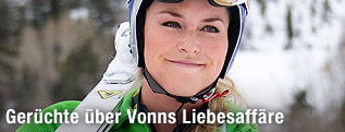 Eine lächelnde Lindsey Vonn mit Skiern auf den Schultern