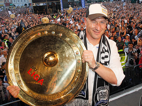 © APA/Markus Leodolter Sturm-Trainer Franco Foda mit Meisterteller
