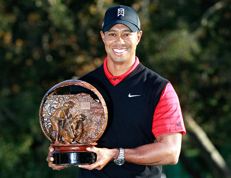© AP/Danny Moloshok Tiger Woods hält einen Pokal in Händen
