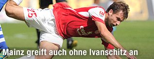 Andreas Ivanschitz st&uuml;rzt