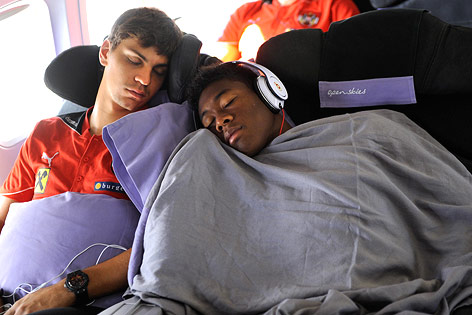 David Alaba und Aleksandar Dragovic schlafen im Flugzeug nebeneinander