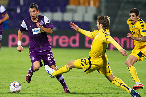 © ORF.at/Dominique Hammer Markus Suttner (Austria Wien) wird von zwei Charkiw-Spielern attackiert