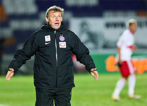 © ORF.at/Michael Baldauf Ex-Austria-Trainer Daxbacher gestikuliert an der Seitenlinie