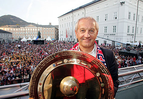 © GEPA/Hans Simonlehner Salzburg-Sportdirektor Heinz Hochhauser mit dem Meisterteller auf dem Mozartplatz