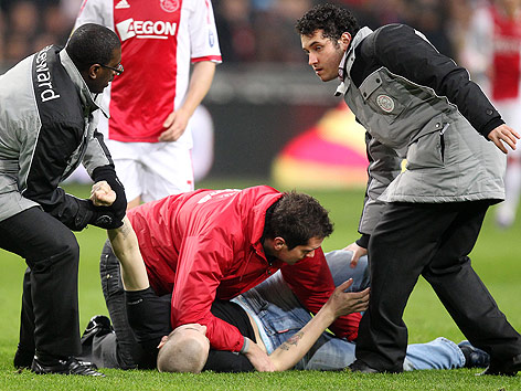 © GEPA/Pro Shots/Stanley Gontha Fan und Sicherheitskräfte