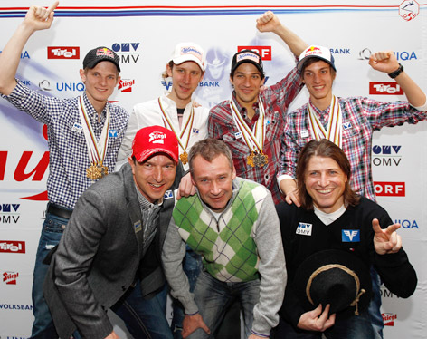 © GEPA/Andreas Reichart Cheftrainer Alexander Pointner (AUT), Ernst Vettori (Nordischer Direktor/ OESV), Trainer Alexander Diess (vorne), Thomas Morgenstern, Martin Koch, Andreas Kofler und Gregor Schlierenzauer (AUT)