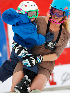 © GEPA/Harald Steiner Sarah Schleper im Abendkleid auf Skiern