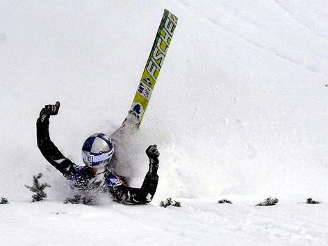 © APA/EPA/Keystone, Sigi Tischler Gregor Schlierenzauer stürzt