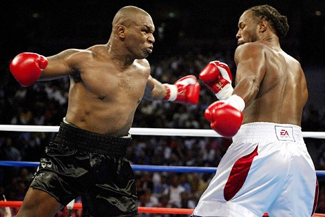 Mike Tyson und Lennox Lewis beim WBC/IBF/IBO-Titelkampf am 8. Juni 2002 in Memphis
