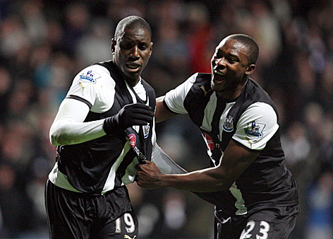 © AP/Scott Heppell Jubel von Demba Ba und Shola Ameobi (beide Newcastle)