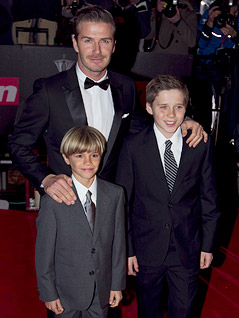 © AP/Matt Dunham David Beckham mit seinen söhnen Brooklyn und Romeo
