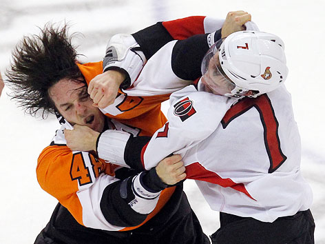 Philadelphia Flyers' Danny Briere und Ottawa Senators' Kyle Turris kämpfend