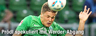 Sebastian Pr&ouml;dl macht Kopfball
