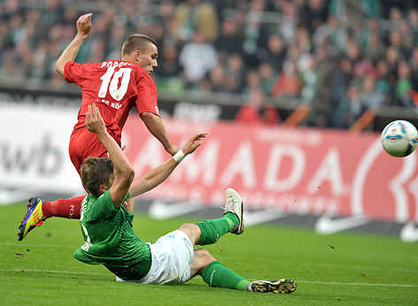 © APA/EPA/DPA/Carmen Jaspersen Sebastian Proedl (Bremen) im Duell mit Lukas Podolski (Köln)