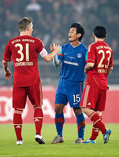 © Reuters/Adnan Abidi Indiens Baichung Bhutia und Bayern Münchens Bastian Schweinsteiger geben sich die Hand