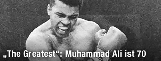 Muhammad Ali schreit seinen am Boden liegenden Gegner an
