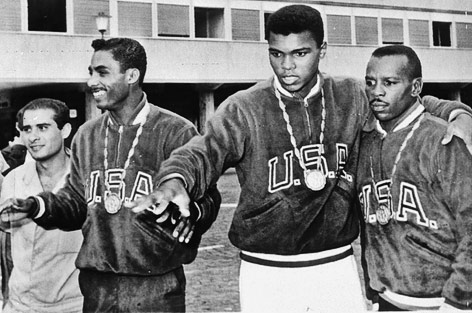 © AP Muhammad Ali mit seiner olympischen Goldmedaille 1960 in Rom