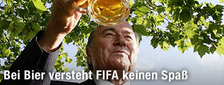 FIFA-Präsident Joseph Blatter mit einem Krügerl Bier