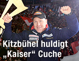 Bild zeigt den Jubel von Didier Cuche bei der Siegerehrung in Kitzbühel