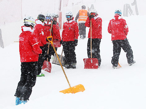 © GEPA/Hans Simonlehner Helfer auf der Piste