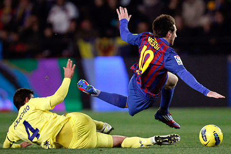 © AP/Alberto Saiz Mateo Musacchio (Villarreal) und Lionel Messi (Barcelona)