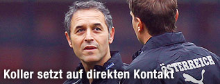 Teamchef Marcel Koller unterhält sich mit Co-Trainer Thomas Janeschitz