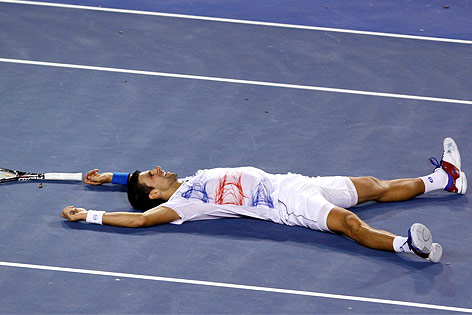 © AP/Shuji Kajiyama Novak Djokovic liegt erschöpft am Tenniscourt
