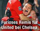 Javier Hernandez und Ryan Giggs (beide Manchester) jubeln