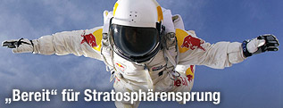 Felix Baumgartner in einem Spezialanzug während eines freien Falls