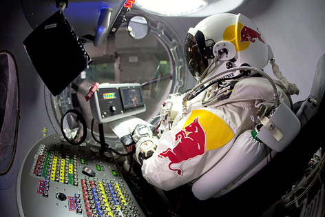 © Jay Nemeth/Red Bull Stratos Newsroom Der Salzburger Felix Baumgartner in einem Spezialanzug