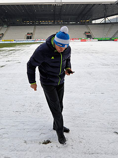 Schiedsrichter Konrad Plautz bei der Besichtigung des Spielfelds im Innsbrucker Tivoli - Stadion