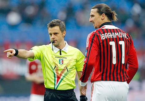 © Reuters/Alessandro Garofalo Schiedsrichter Nicola Rizzoli verweist Zlatko Ibrahimovic vom Platz