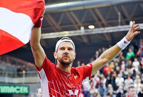 Jürgen Melzer hält mit Freude die österreichische Fahne in die Höhe