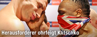 Boxer Dereck Chisora ohrfeigt Vitali Klitschko