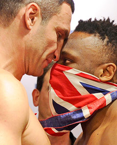 © APA/dpa/Marc Müller Boxer Dereck Chisora ohrfeigt Vitali Klitschko
