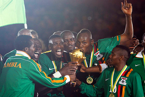 © Reuters/Louafi Larbi Spieler von Sambia jubeln mit dem Pokal