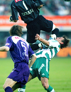 Austria Magna-Tormann Joey Didulica foult Axel Lawaree (Rapid Wien) in Kung-Fu-Manier