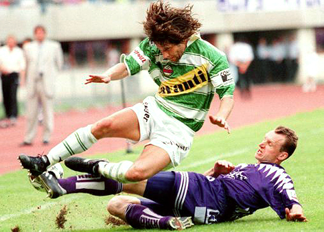Andreas Heraf (Rapid) gegen Anton Pfeffer (Austria) im Wiener Derby Austria Wien gegen SK Rapid im Jahr 1996